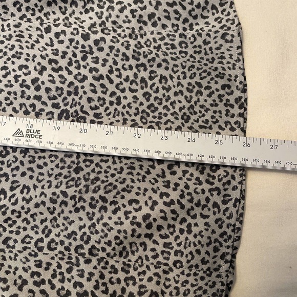 Chicos Top Women's Size 1 Medium Animal Print Button Up Long Sleeve - Picture 8 of 8